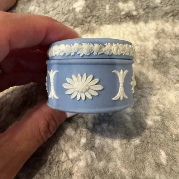 Wedgwood Blue and White Decorative Trinket Box - Picture 3 of 5